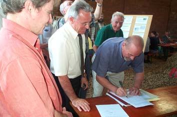 Bei der Unterschrift zum Pachtvertrag.