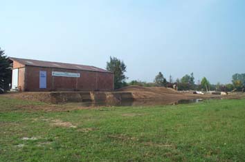 Naturschutzscheune vom Rundweg des NSG aus.