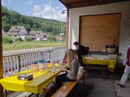 Basteltisch unter dem Bahnsteigdach