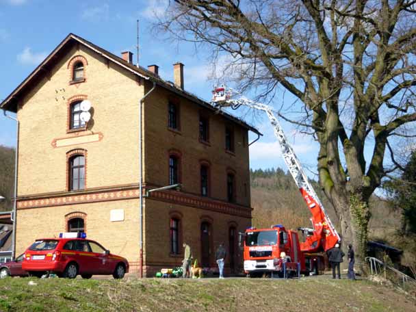 Dachreparatur mit Feuerwehrunterst�tzung