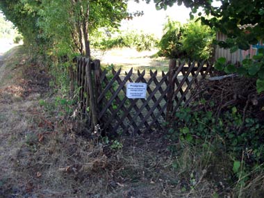 Zaun mit Sperrschild (D. Diehl)
