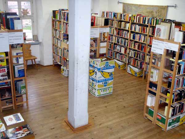 Die Regale im 1. Stock mit den neuen Schildern