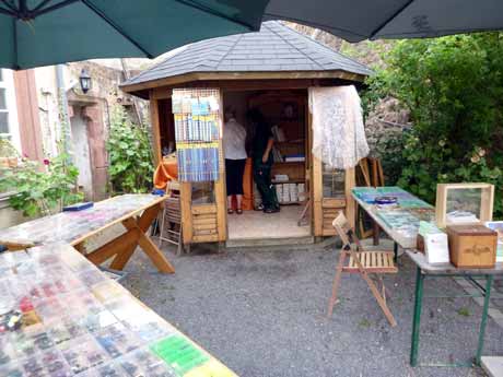 Stand beim Handarbeitsmarkt mit Spendenkiste