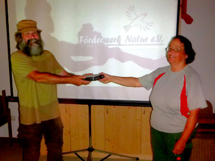 �bergabe eines Kleinrechners an die NRT (D. Diehl)