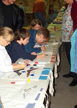 Kinder bemalen Stofftaschen mit Flederm�usen
