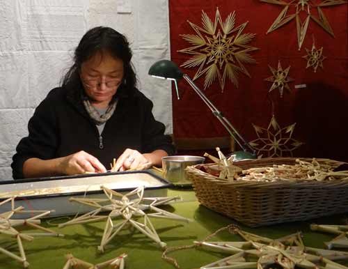 S. Diehl beim Binden von Strohsternen