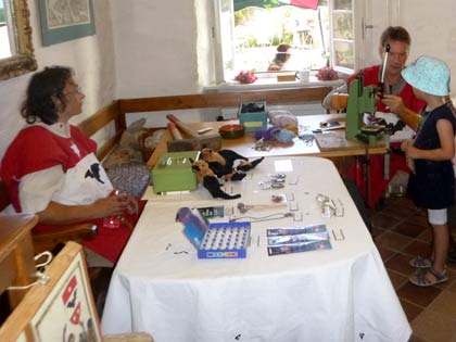 Verkauf und Lederpresse am Kinderburgfest (DAD)