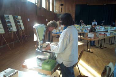 Buchmarkt Breuberg, B�cher werden gewogen