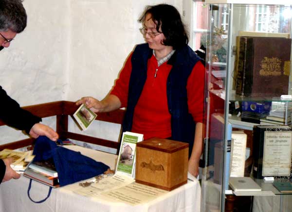 Buchmarkt mit Infotisch. D. Diehl