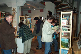 Andrang an den Buchregalen