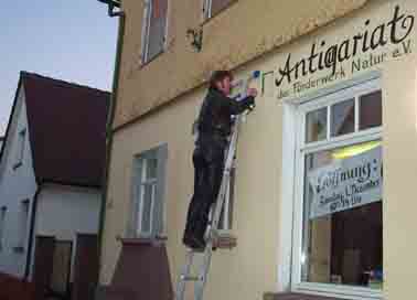 Arbeit an der Ladenbeschriftung